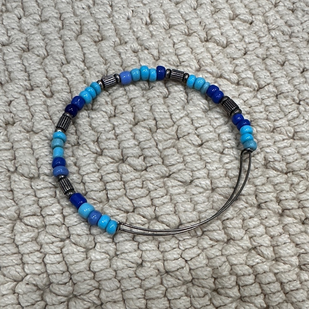 ❤️ 5/$25 Stylish Blue Beaded Bracelet